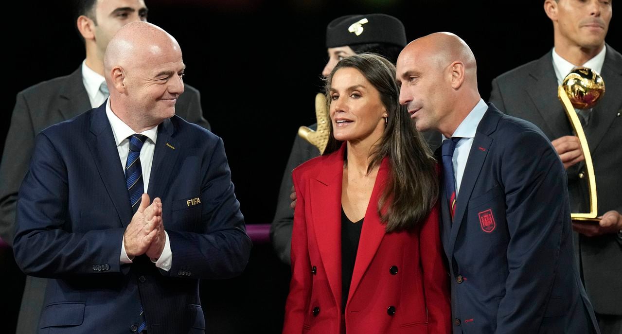 Desde la izquierda, el presidente de la FIFA Gianni Infantino, la Reina Letizia y el presidente de la federación española de fútbol, Luis Rubiales, durante la ceremonia de premiación del Mundial femenino, ganado por España, el domingo 20 de agosto de 2023.