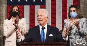 Joe Biden pronunció su primer discurso ante el Congreso, y por primera vez dos mujeres estuvieron sentadas detrás del presidente: Kamala Harris y Nancy Pelosi.