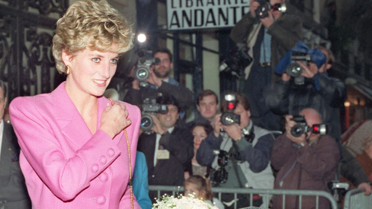 En esta foto tomada el 14 de noviembre de 1992, la princesa Diana sale de una tienda de libros en Paris.