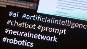 Un primer plano extremo de la pantalla de un teléfono inteligente que muestra hashtags en una pantalla oscura. Han explicado detalladamente la IA; inteligencia artificial; chatbot; inmediato; Red neuronal y robótica. Es decir: #ai #inteligenciaartificial #chatbot #prompt #neuralnetwork #robotics