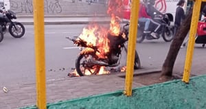 Motocicleta en llamas luego de que su propietario le prendiera fuego por no pagar una multa en Medellín.
