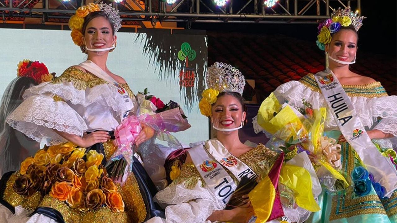 De izquierda a derecha: Sofía Montoya (del Quindío, coronada como Princesa), Karoll Caballero (del Tolima, nueva Reina nacional) y Gabriela Vasquez (del Huila, escogida como Virreina).