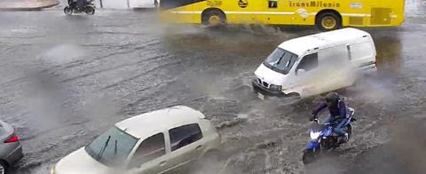 Fuertes lluvias inundaron calles de Bogotá