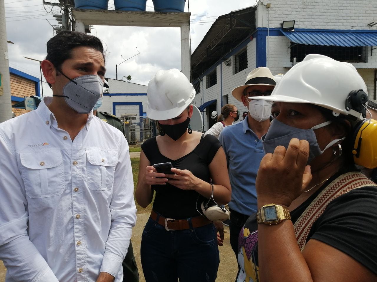 El viceministro de Minas y Energía, Miguel Lotero (izquierda) viajó con su comitiva a Mitú, para buscar una situación al prolongado apagón que vive el municipio.