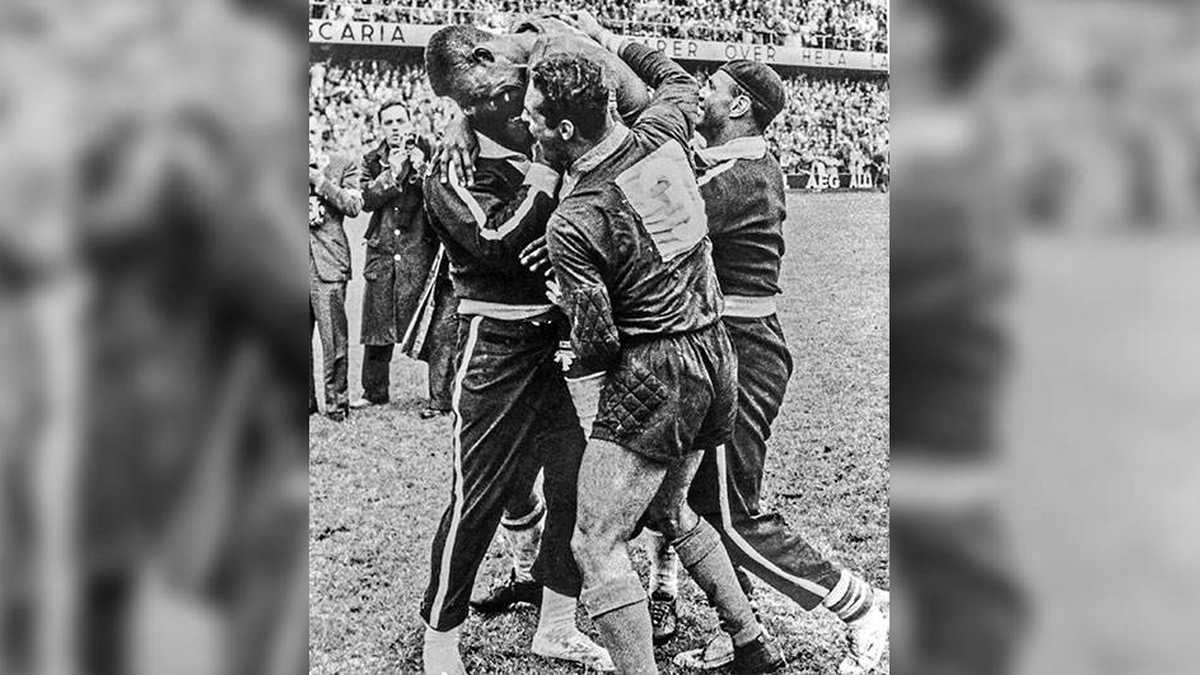 Pelé llorando en los hombros de sus compañeros en 1958. 