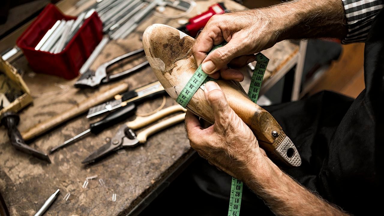 Pinzas, martillo y cuchillos, todos especialmente para zapateros, hacen parte del proceso de fabricación.