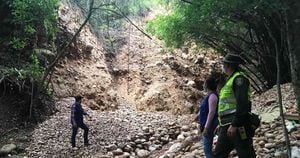 En el operativo de destrucción de una mina ilegal de oro en Bucaramanga participaron la Policía, El Ejército y la Cdmb. Foto: Cdmb - Colombia noticias.  