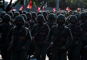 Soldados del Ejército de Nicaragua se preparan para participar en un desfile militar que conmemora el 42º aniversario de la fundación del Ejército Nacional en la Avenida Bolívar Chávez en Managua, Nicaragua