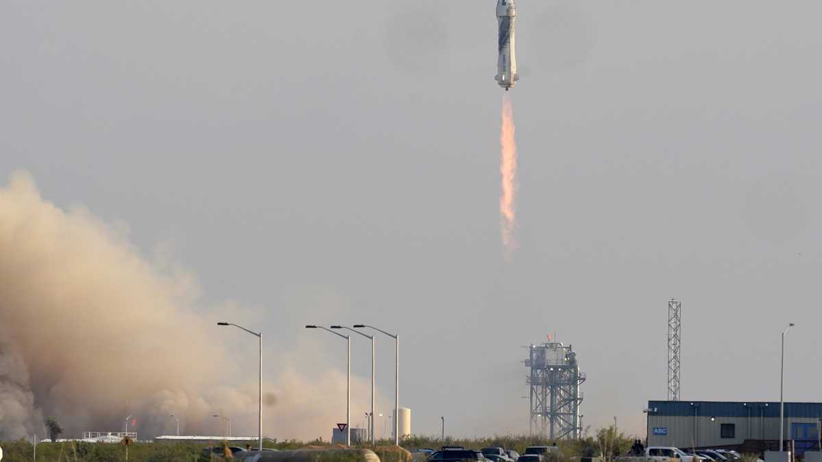 ARCHIVO - El cohete New Shepard de Blue Origin se lanza con los pasajeros Jeff Bezos, fundador de Amazon y la compañía de turismo espacial Blue Origin, su hermano Mark Bezos, Oliver Daemen y Wally Funk, desde su puerto espacial cerca de Van Horn, Texas, el 20 de julio de 2021. (AP Foto/Tony Gutierrez, Archivo)