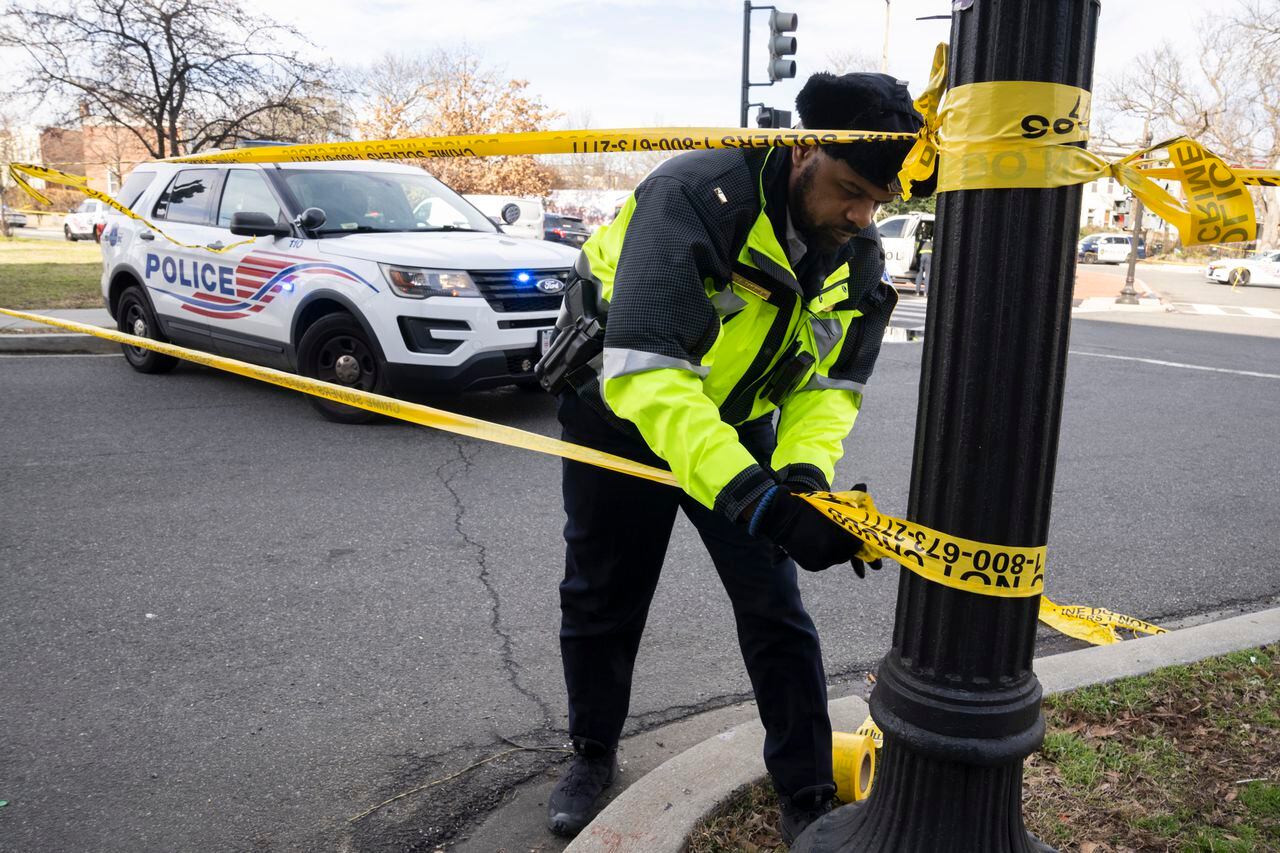Policía de Washington acudió al lugar y dio captura al responsable del tiroteo. La víctima era un trabajador que intentó mediar para que el ataque parara.