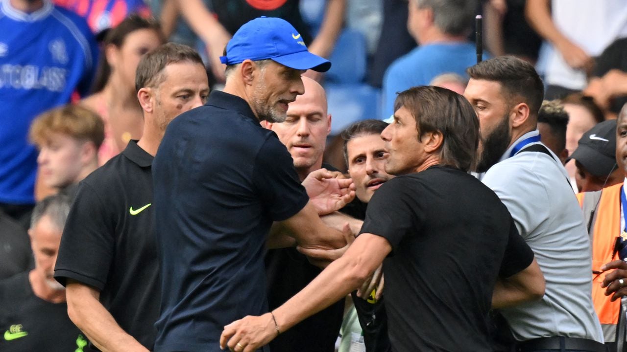 Tottenham Hotspur's Italian head coach Antonio Conte (R) and Chelsea's German head coach Thomas Tuchel (L) clash after the English Premier League football match between Chelsea and Tottenham Hotspur at Stamford Bridge in London on August 14, 2022. - The game finished 2-2. (Photo by Glyn KIRK / AFP) / RESTRICTED TO EDITORIAL USE. No use with unauthorized audio, video, data, fixture lists, club/league logos or 'live' services. Online in-match use limited to 120 images. An additional 40 images may be used in extra time. No video emulation. Social media in-match use limited to 120 images. An additional 40 images may be used in extra time. No use in betting publications, games or single club/league/player publications. /