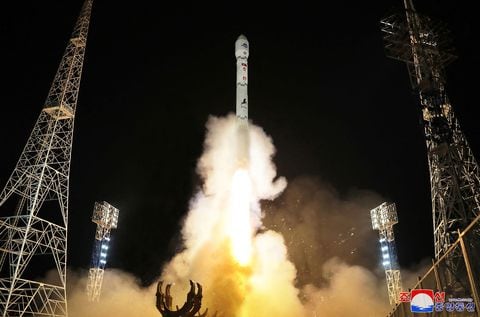 Esta foto publicada por la Agencia Central de Noticias de Corea (KCNA) muestra un cohete que transporta el satélite de reconocimiento 'Malligyong-.