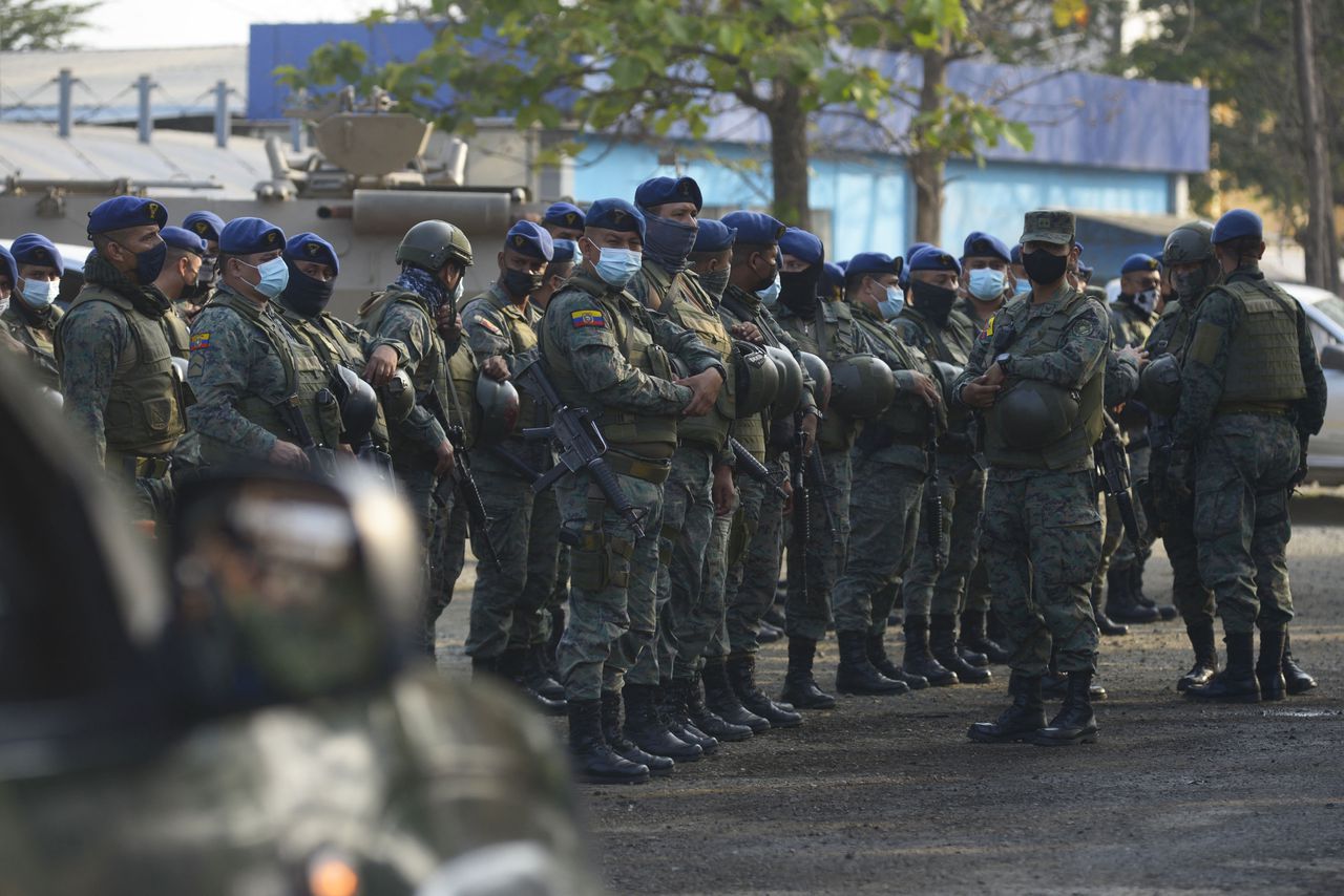 Militares a la afueras de la prisión de Guayaquil, Ecuador. November 14, 2021