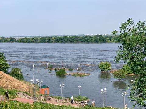 Una vista de las inundaciones causadas después de las explosiones en la planta hidroeléctrica Kakhovka en Kherson, Ucrania, el 6 de junio de 2023.