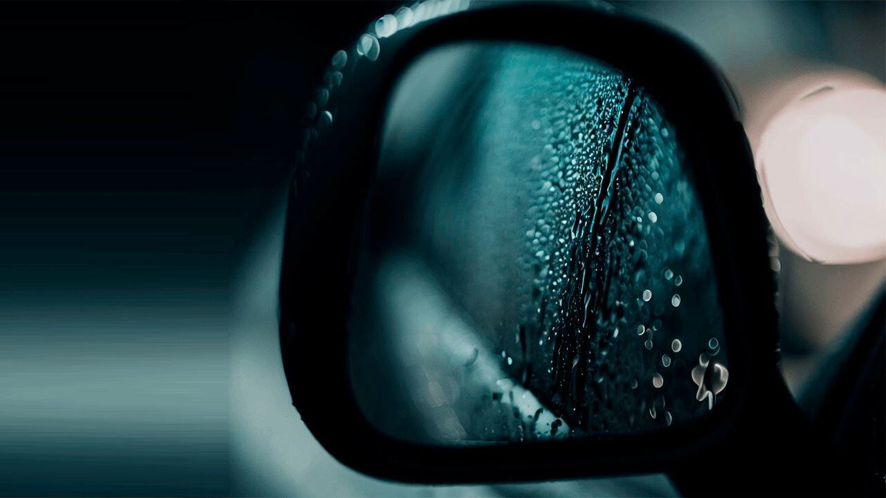 Los espejos mojados por la lluvia generan problemas de visibilidad al conducir.