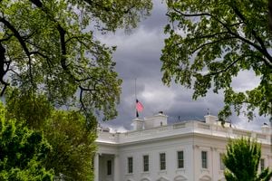 La bandera estadounidense se presenta a media asta sobre la Casa Blanca en Washington, el viernes 16 de abril de 2021. Foto: AP / Andrew Harnik.
