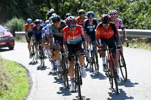 Egan Bernal liderando el grupo de fuga en la etapa 18.