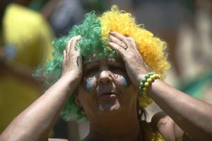 Aficionados al fútbol de Brasil observan como su selección queda afuera de Qatar 2022. (AP Photo/Bruna Prado)