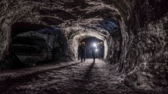 Un grupo de mineros en una mina subterránea.