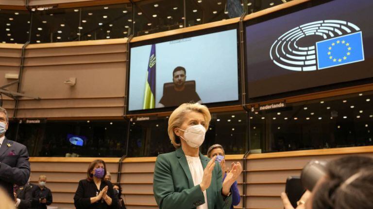 La presidenta de la Comisión Europea, Ursula von der Leyen, aplaude tras un discurso del presidente de Ucrania, Volodímir Zelenski. Foto: Virginia Mayo / AP.