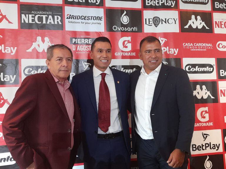 Eduardo Méndez, Leandro Castellanos y Harold Rivera en la despedida del fútbol profesional del arquero.