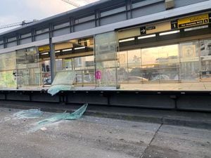 Estación de TransMilenio del Concejo de Bogotá fue vandalizada en medio de las marchas por la conmemoración del día de la mujer.