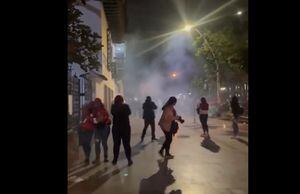 Un escuadrón de la Policía, UNDMO, entró a dispersar la manifestación con gases lacrimógenos y aturdidoras. Foto: @RNacional_News