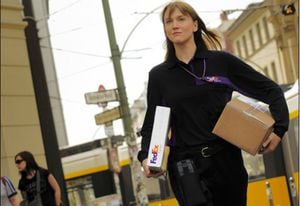 FedEx Corp reportó ganancias trimestrales mayores a lo esperado debido a un buen desempeño de su unidad de transporte terrestre.