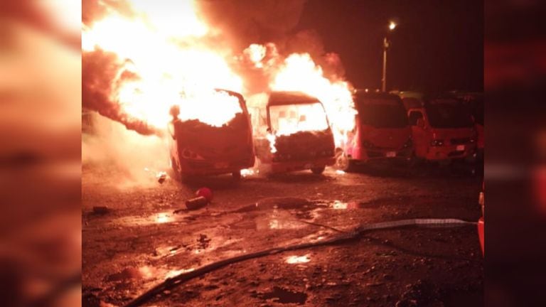 Cinco buses de transporte urbano de Tuluá, Valle, fueron incinerados en un parqueadero; esto es lo que se sabe.