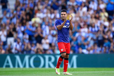 OPORTO, PORTUGAL - 29 DE JULIO: Radamel Falcao del Rayo Vallecano antes del partido amistoso de pretemporada entre el FC Porto y el Rayo Vallecano en el Estadio do Dragao el 29 de julio de 2023 en Oporto, Portugal. (Foto de Diogo Cardoso/Getty Images)