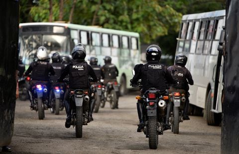 Personal de seguridad llega a la Penitenciaria del Litoral tras un motín, en Guayaquil, Ecuador