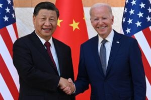 El presidente de los Estados Unidos, Joe Biden (derecha), y el presidente de China, Xi Jinping (izquierda), se dan la mano mientras se reúnen al margen de la Cumbre del G20 en Nusa Dua, en la isla turística indonesia de Bali, el 14 de noviembre de 2022.