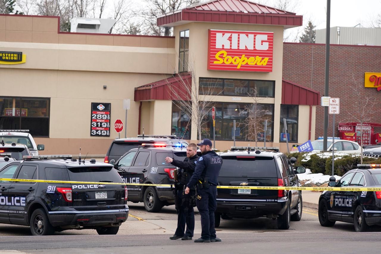 La policía trabaja en la escena fuera de una tienda de comestibles King Soopers donde tuvo lugar un tiroteo el lunes 22 de marzo de 2021, en Boulder, Colorado (Foto AP / David Zalubowski)