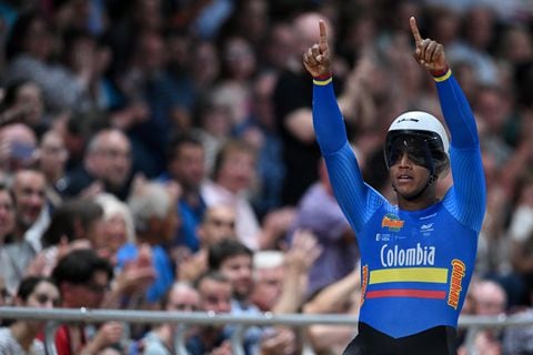 Colombia's Kevin Santiago Quintero Chavarro celebrates winning the men's Elite Keirin final race at the Sir Chris Hoy Velodrome during the UCI Cycling World Championships in Glasgow, Scotland on August 9, 2023. (Photo by Oli SCARFF / AFP)