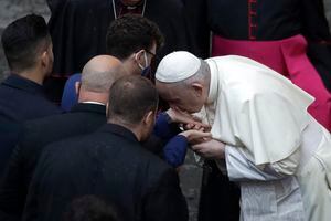 El Papa Francisco besa las manos de un sacerdote recién ordenado, en el patio de San Dámaso durante su audiencia general semanal en el Vaticano, el miércoles, Sept. 23, 2020. (AP Photo/Alessandra Tarantino)