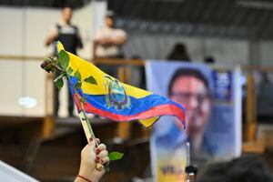 El candidato presidencial ecuatoriano Fernando Villavicencio, asesinado a tiros por presuntos sicarios colombianos el miércoles, fue sepultado el viernes en Quito tras ser homenajeado por varios cientos de simpatizantes que reclamaron justicia.