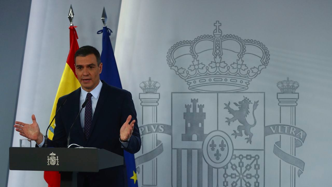 El presidente del gobierno de España Pedro Sánchez habla en una conferencia de prensa en el Palacio de la Moncloa en Madrid. (Sergio Pérez/Pool foto via AP)