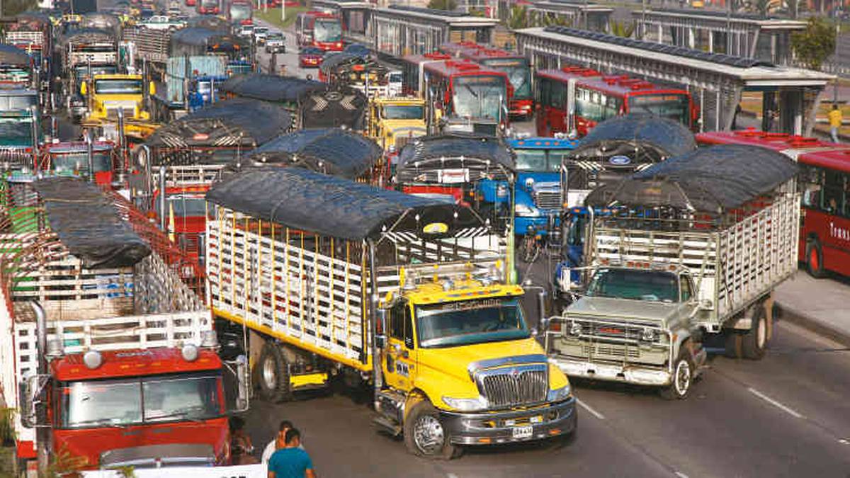 Gremio camionero amenaza con paro en Bogotá