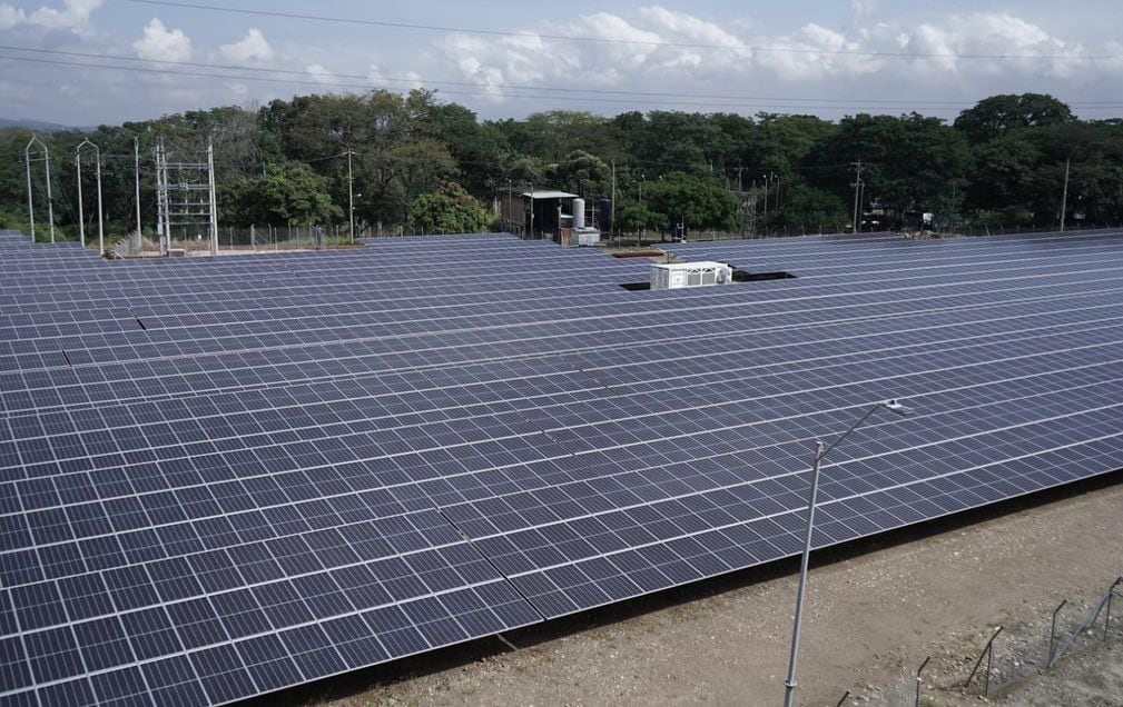 Este proyecto cuenta con 4 hectáreas y 9.600 paneles solares.