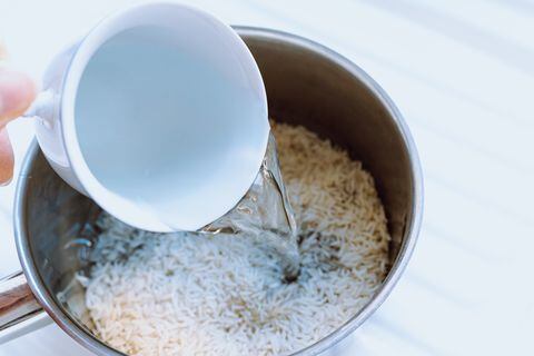 Lavar el arroz antes de cocinarlo puede ayudar a obtener una textura más suelta y esponjosa, según expertos en nutrición.