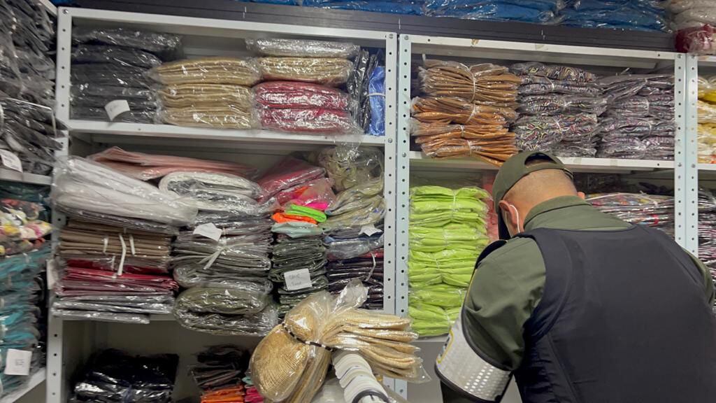 La POLFA y la DIAN propinaron un duro golpe al contrabando de confecciones, calzado y perfumería, en un reconocido centro comercial utilizado para el acopio de mercancías, ubicado en la localidad de Mártires.