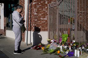 Yolanda Gallegos, de 72 años, ora por las víctimas que murieron en un tiroteo afuera de Star Dance Studio en Monterey Park, California, el lunes 23 de enero de 2023. (AP Photo/Jae C. Hong)