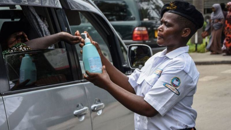 Los funcionarios fomentan el lavado de manos y un estilo de vida saludable para prevenir las infecciones por coronavirus, pero niegan que haya infecciones en el país.