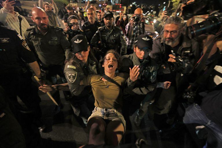 El primer ministro de Israel, Benjamin Netanyahu, advirtió este miércoles a los manifestantes que protestan contra la reforma judicial de que no crucen “líneas rojas” y los acusó de “amenazar” a su esposa.  (Photo by AHMAD GHARABLI / AFP)