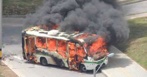 Doce hombres quemaron un bus alimentador del metro en el sector conocido como La Lomas de los Bernal.