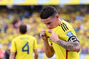 James Rodríguez besa el escudo de Colombia tras su gol frente a Uruguay