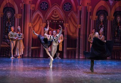 El Ballet de San Petersburgo tendrá en escena en la función de hoy a  25 bailarines de clase mundial, para esta interpretación de la obra del compositor ruso Piotr Ilich Tchaikovsky.
Fotos: Ballet de San Petersburgo
