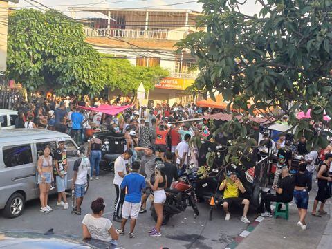 Tradicional fiesta en el barrio Ulpiano Lloreda, duarente el 1 de enero de 2024.