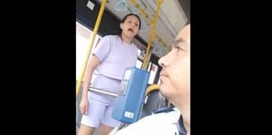 La mujer emitió groserías contra el conductor y su madre, todo porque no hizo una parada.