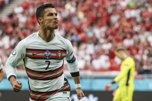 El delantero portugués Cristiano Ronaldo celebra tras anotar su segundo gol en la victoria 3-0 contra Hungría por la Euro 2020, el martes 15 de junio de 2021, en Budapest. (Bernadett Szabo/Pool vía AP)